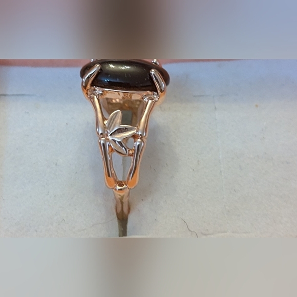 New purple colored cat's eye style gold tone ring, T1B8C - Picture 2 of 3